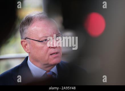 Hannover, Deutschland. 13 Nov, 2019. Stephan Weil, Ministerpräsident von Niedersachsen (SPD), spricht mit Journalisten nach oben treffen. Der Ministerpräsident, die Minister für Wirtschaft und der Umweltminister des Landes Niedersachsen sowie der Minister für Wirtschaft des Landes Sachsen-Anhalt Treffen mit der ENERCON Geschäftsführer der geplante Stellenabbau bei der Hersteller von Windenergieanlagen zu diskutieren. Credit: Peter Steffen/dpa/Alamy leben Nachrichten Stockfoto