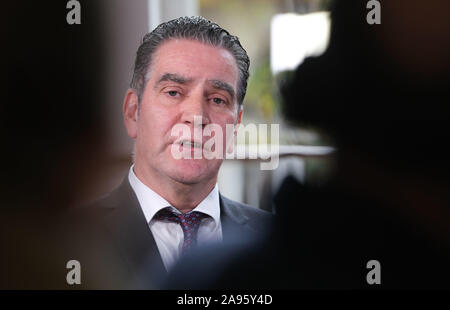 Hannover, Deutschland. 13 Nov, 2019. Hans-Dieter Kettwig, Geschäftsführer der Enercon, spricht mit Journalisten nach oben treffen. Der Ministerpräsident, die Minister für Wirtschaft und der Umweltminister des Landes Niedersachsen sowie der Minister für Wirtschaft des Landes Sachsen-Anhalt Treffen mit der ENERCON Geschäftsführer der geplante Stellenabbau bei der Hersteller von Windenergieanlagen zu diskutieren. Credit: Peter Steffen/dpa/Alamy leben Nachrichten Stockfoto