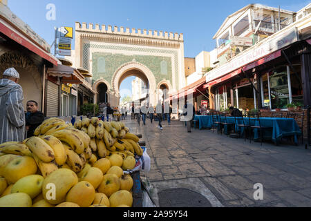 Fez, Marokko. November 9, 2019. Blick auf Medina Anbieter vor der blauen Tor im Hintergrund Stockfoto