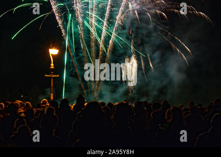 Eine öffentliche Feuerwerk in Lindfield in West Sussex, England, UK. Jährliche Veranstaltung Guy Fawkes Nacht oder Lagerfeuer Nacht zu markieren. Stockfoto