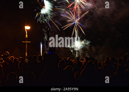 Eine öffentliche Feuerwerk in Lindfield in West Sussex, England, UK. Jährliche Veranstaltung Guy Fawkes Nacht oder Lagerfeuer Nacht zu markieren. Stockfoto