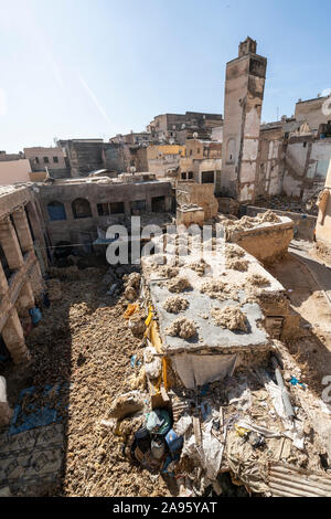 Fez, Marokko. November 9, 2019. Ein Labor für Waschen und Trocknen und Färben von Wolle Stockfoto