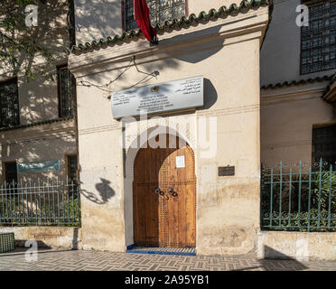 Fez, Marokko. November 9, 2019. Blick auf die Eingangstür der Batha Bibliothek Gebäude im Zentrum der Stadt Stockfoto