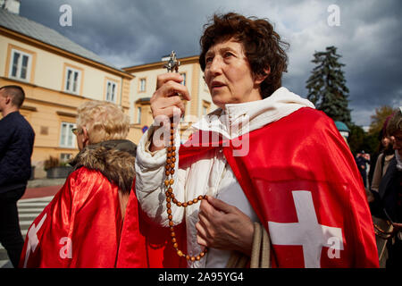 Eine Frau betet mit Rosenkränzen vor einem marsch am Unabhängigkeitstag in Warschau, Polen, Montag, 11. November 2019. (CTK Photo/Tomas Senkar) Stockfoto