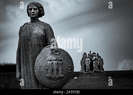 In der Mitte von Nirgendwo in der Nähe von Chateau-Thierry finden Sie die Les Fantômes, einer Skulptur von Paul Landowski. Stockfoto