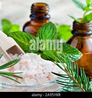 Naturkosmetik mit Himalaya Salz und Öl Stockfoto