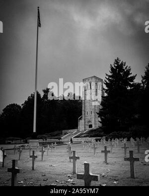 Mit Grabsteinen liegen in einer geschwungenen Kurve, die 42,5 Hektar großen Aisne-Marne amerikanischen Friedhof und Denkmal in Frankreich, am Fuße des Belleau Wood. Stockfoto