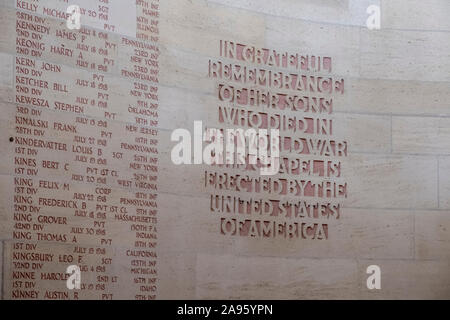 Mit Grabsteinen liegen in einer geschwungenen Kurve, die 42,5 Hektar großen Aisne-Marne amerikanischen Friedhof und Denkmal in Frankreich, am Fuße des Belleau Wood. Stockfoto