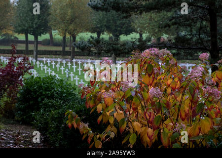Mit Grabsteinen liegen in einer geschwungenen Kurve, die 42,5 Hektar großen Aisne-Marne amerikanischen Friedhof und Denkmal in Frankreich, am Fuße des Belleau Wood. Stockfoto