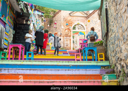 Istanbul, Türkei - Oktober -16,2019: Treppen in verschiedenen Farben im historischen Viertel von Balat entfernt gemalt. Stockfoto