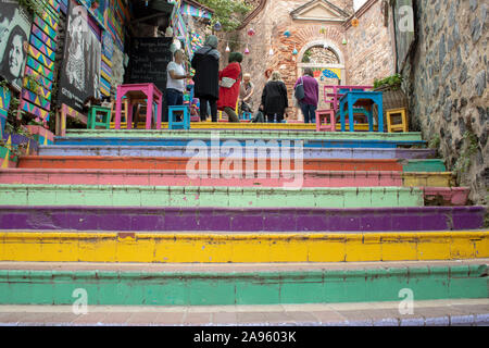 Istanbul, Türkei - Oktober -16,2019: Treppen in verschiedenen Farben im historischen Viertel von Balat entfernt gemalt. Stockfoto