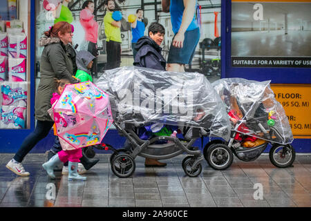 Southport, Merseyside. 13. November 2019. Kalt, nass, blustery Tag, mit schweren Duschen den ganzen Morgen. Das Met Office hat eine Unwetterwarnung für Merseyside im Vereinigten Königreich um mehr regen Sturm zerschlagen werden. Eine gelbe Warnmeldung für Regen ist jetzt in Nordengland. Credit: MediaWorldImages/AlamyLiveNews. Stockfoto