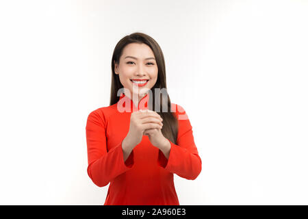 Schönheit Frau tragen rote Ao Dai und mit Mondjahr aufgeregt Tet (Feiertag) Stockfoto