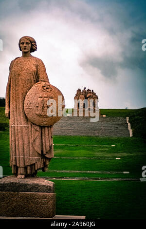 In der Mitte von Nirgendwo in der Nähe von Chateau-Thierry finden Sie die Les Fantômes, einer Skulptur von Paul Landowski. Stockfoto