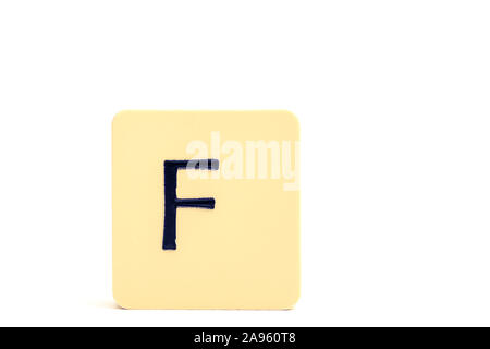 Dunkle Buchstaben F auf einer hellen gelben Quadrat auf weißem Hintergrund Stockfoto