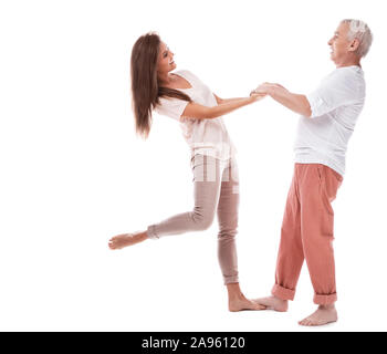 Junge Frau und Ihr elderlyfather auf weißem Hintergrund Stockfoto