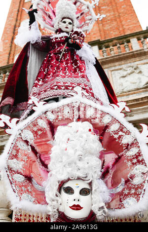 Venedig, Italien, 5. Februar 2008: Frauen in aufwendigen venezianischen Kostümen und Masken auf dem Markusplatz in Venedig, Italien, gekleidet. Stockfoto
