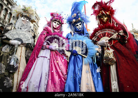 Venedig, Italien, 5. Februar 2008: in aufwendigen venezianischen Kostümen und Masken auf dem Markusplatz in Venedig, Italien Womendressed. Stockfoto