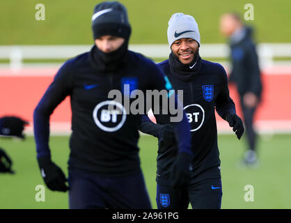 England's Raheem Sterling (rechts) während des Trainings im St George's Park, Burton. Stockfoto