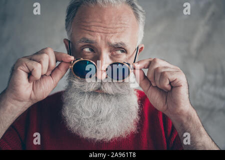 Nahaufnahme Foto von schweren Verträumte alte Mann tippen Sie auf seine blauen specs Look chic Elegante haben x-mas Zeit tragen stilvolle Pullover über Grau isoliert Stockfoto