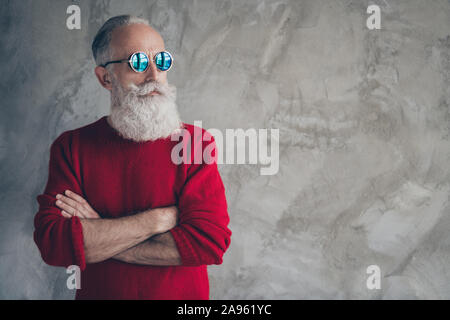 Profil Seite Foto von Ernst Raue männlich Alter Mann Cross Hands suchen elegante copyspace x-mas Weihnachten Feier tragen stilvolle Jumper genießen Stockfoto