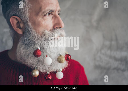 7/8 Profil Seite Foto von männlichen brutale alter Mann eleganten Look auf Weihnachten vorbereiten Zeit Partei hängen x-mas Christbaumkugeln Bart moderne Pullover tragen Stockfoto