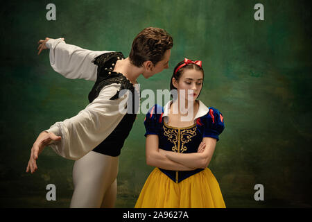 Junge Tänzer als Zeichen eines Schneewittchen in den Wald. Flexible Künstler Tanz wie Charakter der fairytail. Moderne und Eleganz mit Emotionen. Vergleich oder Epochen. Fluchen, wütend. Stockfoto