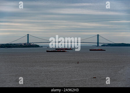 USA, New York, Ellis Island - Mai 2019: Blick auf die Verrazzano-Narrows Brücke Stockfoto