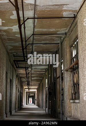 USA, New York, Ellis Island - Mai 2019: heruntergekommenen Korridor in einem verlassenen Krankenhaus Stockfoto