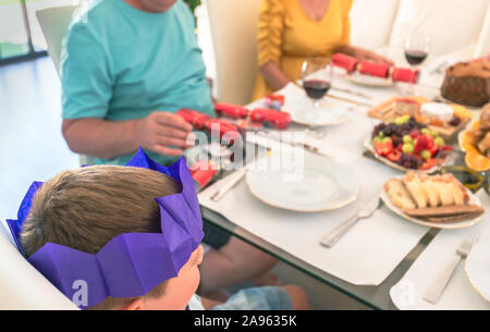 Australische Familie Weihnachten Feier beginnt mit Abendessen mit der Familie und Cracker Stockfoto