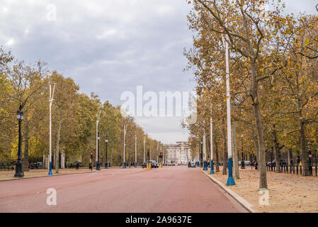 Blick auf die Mall im Zentrum von London zu den berühmten Londoner Wahrzeichen Buckingham Palace und Queen Victoria Memorial. Stockfoto