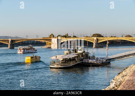 Der Elisabeth Brücke, die den Fluss Donau von der Pest, Buda Kreuze, mit Kreuzfahrt und Fluss Boote im Vordergrund in Budapest, Ungarn Stockfoto