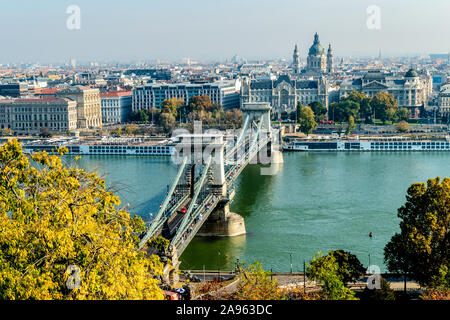 Ein Blick auf die Schädlingsbekämpfung und die Kettenbrücke vom Castle Hill, Buda, zeigt die Kuppel einer Kathedrale. in Budapest, Ungarn. Stockfoto