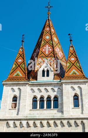 Der Turm und die Türme der 13. Jahrhundert Matthiaskirche in Buda, Budapest der islamischen Mosaiken auf dem Dach. Stockfoto