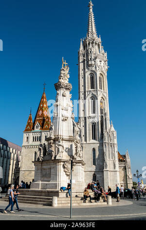 Aus dem 13. Jahrhundert Matthiaskirche in Buda, Budapest der islamischen Mosaiken auf dem Dach. Stockfoto