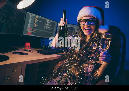 Foto von Betrunkenen IT-Spezialisten Professionelle lady Sekt Glas und Flasche besuchen corporate Neujahr x-mas Party sagen Toast viele Girlande tragen Stockfoto