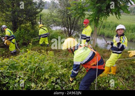 Italien, Zivilschutz Freiwillige von einigen Gemeinden südlich von Mailand sauber am Ufer des Flusses Lambro Schäden bei einem Hochwasser zu verhindern Stockfoto