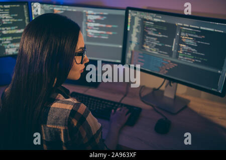 Foto von Ernst zuversichtlich konzentrierte sich Mädchen auf Hacking den Sicherheitscode Ihrer Gegner in Brillen mit Java Script konzentriert Stockfoto