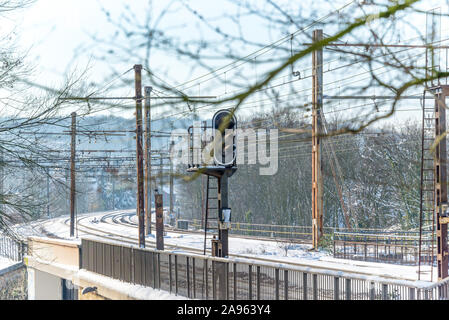 Urban railway train tracks under the snow in winter, near Paris France Stockfoto