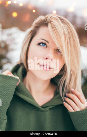 Schöne attraktive junge Mädchen mit großen Augen - Träume und Hoffnungen Stockfoto