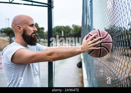 Junge Basketball Spieler mit dem Ball, auf einer Straße Basketballplatz Stockfoto