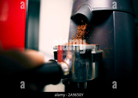 Gemahlener Kaffee in der Mitte eingefroren - air auf dem Weg von der Kaffeemühle in den Filterhalter. Was echten Kaffee Liebhaber nie müde. Stockfoto