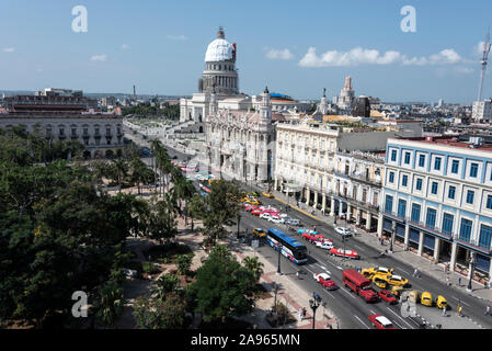 Die Kuppel des Nationalen Capitol Building (El Capitolio), Grand Theatre von Havanna, (Gran Teatro de La Habana) und nebenan, das Hotel Inglaterra auf P Stockfoto