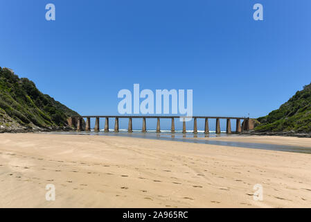 Historische Kaaiman's River Bridge in der Wildnis an der Garden Route, Western Cape, Südafrika Stockfoto