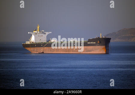 Die 'HERUN ZHEJIANG' einen Bulk Carrier Frachtschiff Anchoured außerhalb des Hafens in der Bucht von Gibraltar, Europa, EU. Stockfoto