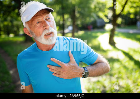 Ältere Menschen Herzinfarkt nach dem Lauftraining im Freien Stockfoto