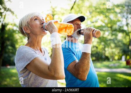 Reifes Paar Getränke Wasser Energie zu tanken und zu hydratisieren Stockfoto