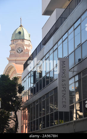 Der Uhrturm auf die Römisch-katholische Kathedrale der Heiligen Maria der gekrönte in der Hauptstraße neben Marks & Spencer Shop, Gibraltar, Europa, EU. Stockfoto