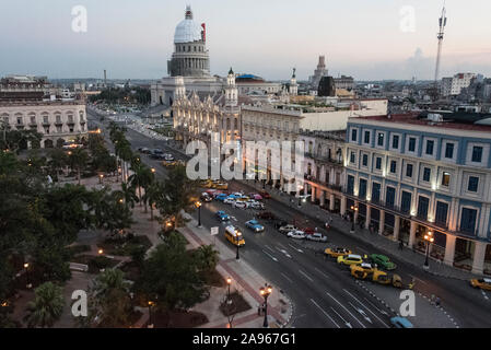 Havanna Skyline in der Dämmerung ist die Kuppel im El Capitolio (National Capitol Building) mit anderen wichtigen Gebäuden in Paseo del Prado (Paseo de Martí) in c Stockfoto