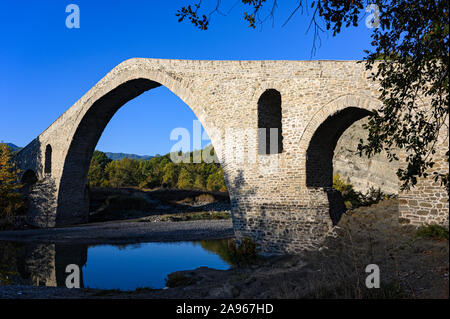 Die traditionelle Steinbrücke von Aziz Aga im Nordwesten von Griechenland Stockfoto